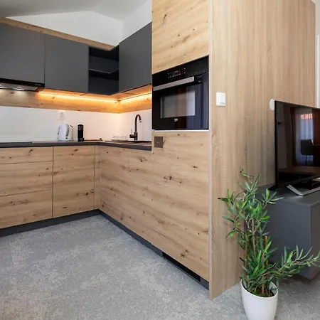 Alure Residences 11 - 24h Self Check-in & Private Parking Next To The Building Included, Center Right On Snp Square In A Quiet Passage, New Building, In Town Apartmán