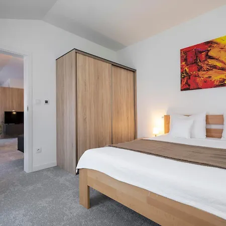 Alure Residences 11 - 24h Self Check-in & Private Parking Next To The Building Included, Center Right On Snp Square In A Quiet Passage, New Building, In Town Lägenhet