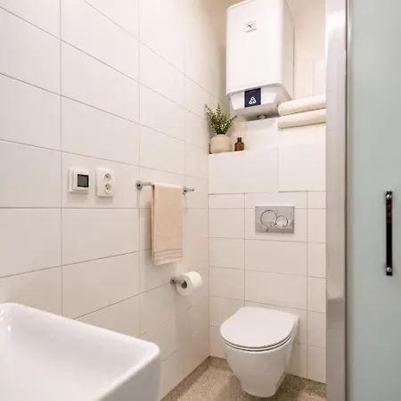 Alure Residences 11 - 24h Self Check-in & Private Parking Next To The Building Included, Center Right On Snp Square In A Quiet Passage, New Building, In Town شقة
